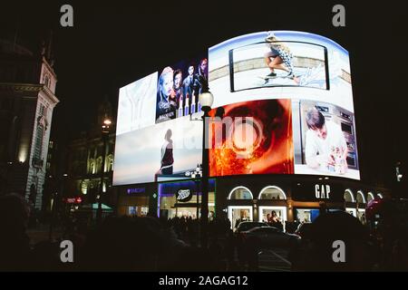 Londres, Royaume-Uni - Nov 04, 2017 : l'allumé Mall à Londres avec des publicités sur les murs la nuit Banque D'Images
