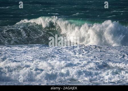 Une mer sauvage au large de la côte de Cornouailles. Banque D'Images