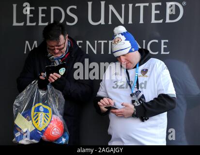 Leeds United fans arrivent à l'extérieur du stade avant le match de championnat Sky Bet à Elland Road, Leeds. Banque D'Images