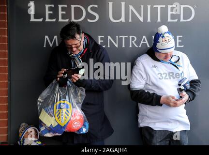 Leeds United fans arrivent à l'extérieur du stade avant le match de championnat Sky Bet à Elland Road, Leeds. Banque D'Images