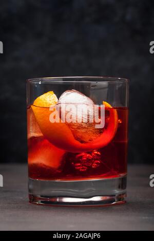 Negroni cocktail classique sur table en bois Banque D'Images