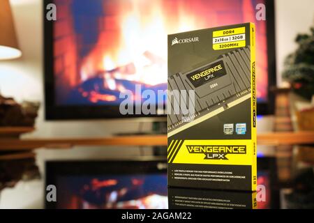 Bucarest, Roumanie - 13 décembre 2019 : boîte d'emballage de Corsair DDR RAM kit double noir Vengeance LPX, 32 Go de mémoire DDR4 3200 MHz, CL 16, réfléchissant sur un surf Banque D'Images