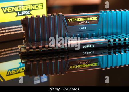 Bucarest, Roumanie - 13 décembre 2019 : mémoire DDR4 Corsair kit double RAM, Vengeance modèle 32 Go, LPX, 3200 MHz, CL 16, sur une surface réfléchissante avec lumière bleue Banque D'Images