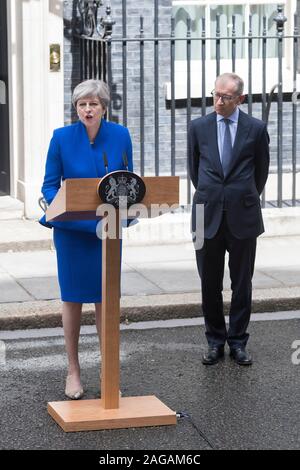 Élection générale 2017 - Le Premier ministre britannique, Theresa Mai et son mari Philip peut, à l'extérieur de 10 Downing Street, la résidence officielle et l'o Banque D'Images