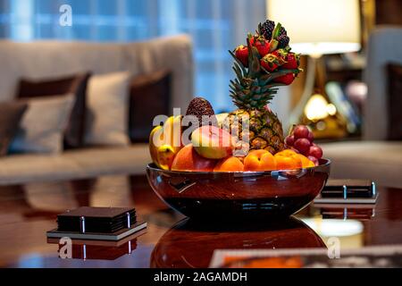 Gros plan de fruits tropicaux dans un vase en verre une table basse avec un arrière-plan flou Banque D'Images