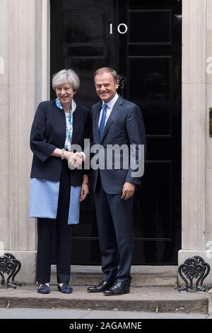 Theresa May, le Premier ministre britannique, salut Donald Tusk, Président du Conseil européen, comme il arrive au 10 Downing Street, Londres, Royaume-Uni. Banque D'Images