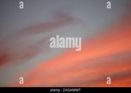 Photo basse angle du magnifique coucher de soleil coloré avec nuages de corail Banque D'Images