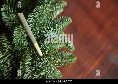 Gros plan d'une marijuana émoussée sur les branches de Un arbre de Noël Banque D'Images