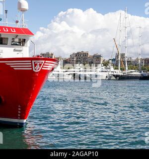 1:1 aspect ratio image de super yachts amarrés dans le Port Vell, Barcelone. Banque D'Images