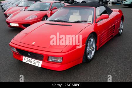 Les trois-quarts Vue de face d'un rouge, 1993, Ferrari 348 Spider, sur l'affichage dans la Ferrari Owners Club de Go Zone, au 2019 Silverstone Classic Banque D'Images