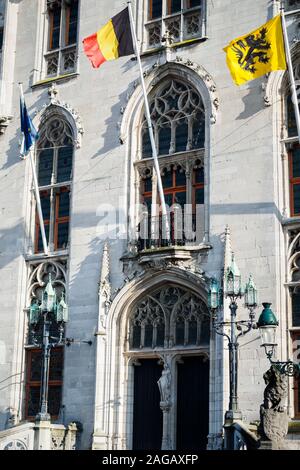 Les drapeaux belges et européens sur la façade de la palais provincial à Bruges en Belgique Banque D'Images