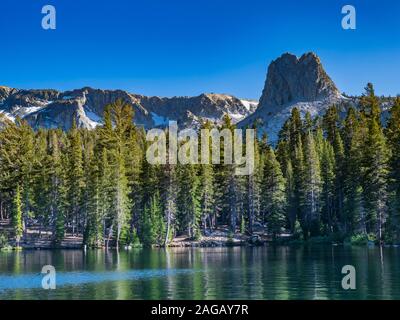 Crag et le cristal est de la Sierra de Lake George, Mammoth Lakes, en Californie. Banque D'Images
