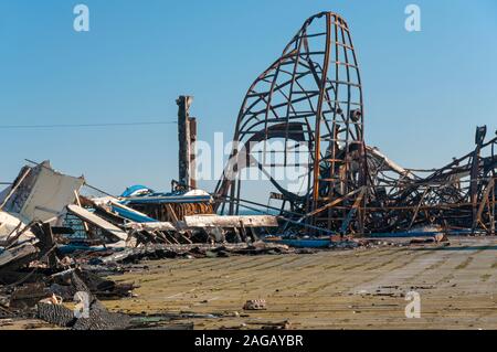 Vestiges d'Hastings pier peu après avoir été détruit par un incendie le 5 octobre 2010, East Sussex, UK Banque D'Images