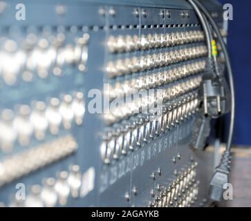 Les sockets de mélange. Connexions d'un matériel de sonorisation professionnel XLR audio patch panel. Banque D'Images