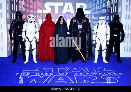 Personnages Star Wars Darth Vader, une garde royale impériale, l'Empereur Palpatine et Stormtroopers participant à la guerre des étoiles : la montée de Skywalker Premiere au Cineworld, Leicester Square, Londres. Banque D'Images