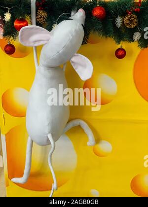 Souris blanche toy de l'arbre de Noël avec des cadeaux pour la nouvelle année Banque D'Images