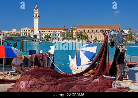 La réparation des filets des pêcheurs dans le port de Zakynthos-ville, l'île de Zakynthos, Grèce Banque D'Images