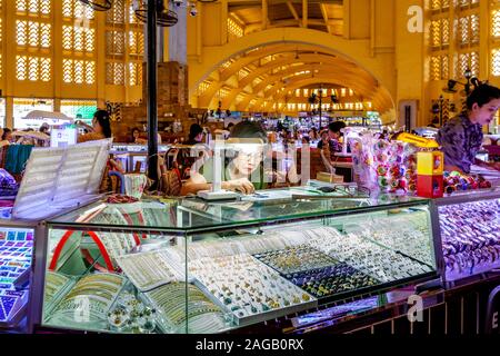 Boutiques de bijoux au Marché Central, Phnom Penh, Cambodge. Banque D'Images