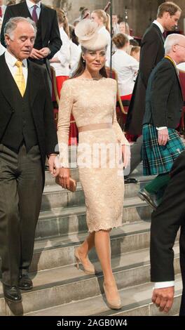 Sa Majesté la reine avec le Prince Charles et la duchesse de Cambridge qui fréquentent le déjeuner à Westminster Hall à Londres avec 700 invités lors de la dernière journée de célébrations de son Jubilé de diamant divertis par l'Orchestre National de l'enfance.Vous dîné sur le saumon, suivi d'agneau gallois, île de Wight grillés, asperges et pommes de terre Jersey Royal delice au chocolat, pain et beurre au lait et la compote avec de la compote de pomme. Banque D'Images