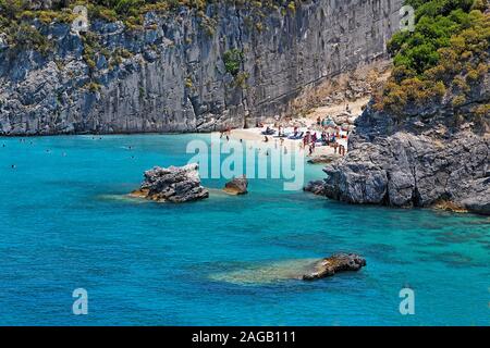 Les gens à une plage cachée à la côte rocheuse, l'île de Zakynthos, Grèce Banque D'Images
