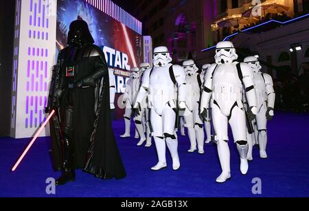 Personnages Star Wars Darth Vader et Stormtroopers participant à la guerre des étoiles : la montée de Skywalker Premiere au Cineworld, Leicester Square, Londres. Banque D'Images