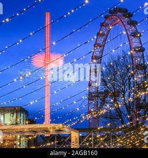 Southbank, Londres, 18h Dec 2019. Le London Eye, un parc d'ride et Southbank fairy lights contraste sur le ciel bleu. Ciel bleu sur la rive sud de Londres, à la suite d'un froid sec mais dans la capitale. Credit : Imageplotter/Alamy Live News Banque D'Images