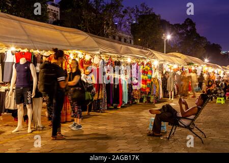 Stands de vêtements au marché de nuit, Phnom Penh, Cambodge. Banque D'Images