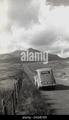 Années 1950, historique, une voiture à moteur de l'époque garée sur une route de campagne étroite à long Mynd, Shropshire, Angleterre, un plateau de landes et de landes, dont dans 1965 grandes zones, presque toute sa région montagneuse, ont été apportées par le National Trust et désigné comme une zone d'une beauté naturelle exceptionnelle (ANOB). Banque D'Images