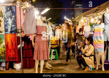 Stands de vêtements au marché de nuit, Phnom Penh, Cambodge. Banque D'Images