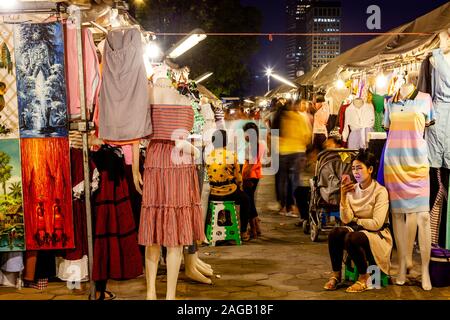 Stands de vêtements au marché de nuit, Phnom Penh, Cambodge. Banque D'Images