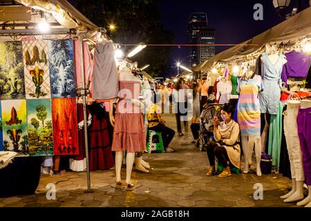 Stands de vêtements au marché de nuit, Phnom Penh, Cambodge. Banque D'Images