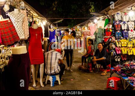 Stands de vêtements au marché de nuit, Phnom Penh, Cambodge. Banque D'Images