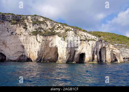 Grottes bleues à Kap Skinari, destination d'excursion populaire sur l'île de Zakynthos, Grèce Banque D'Images