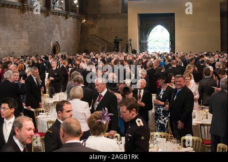 Sa Majesté la reine avec le Prince Charles et la duchesse de Cambridge qui fréquentent le déjeuner à Westminster Hall à Londres avec 700 invités lors de la dernière journée de célébrations de son Jubilé de diamant divertis par l'Orchestre National de l'enfance.Vous dîné sur le saumon, suivi d'agneau gallois, île de Wight grillés, asperges et pommes de terre Jersey Royal delice au chocolat, pain et beurre au lait et la compote avec de la compote de pomme. Banque D'Images