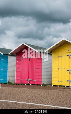 Cabines colorées sur le front de mer d'Eastbourne, East Sussex, Angleterre, Royaume-Uni. Banque D'Images