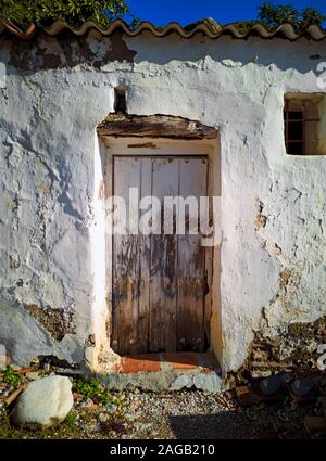 Le shabby chic de la vieille d'une vieille porte patinée casa sur le bord de Frigiliana, maintenant utilisé pour stockage agricole au pied de la Sierra de Tej Banque D'Images