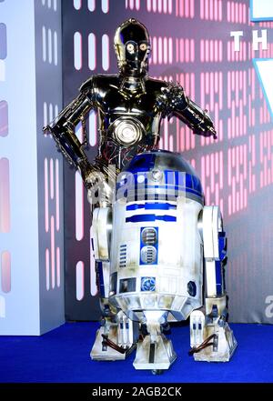 Personnages Star Wars C-3PO et R2-D2 participant à la guerre des étoiles : la montée de Skywalker Premiere au Cineworld, Leicester Square, Londres. Banque D'Images