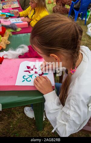 Adygea, Russie - le 21 septembre 2019 : Master class sur le feutrage pour enfants et adultes, le processus de création d'un pattern, décoration et jouets faits o Banque D'Images