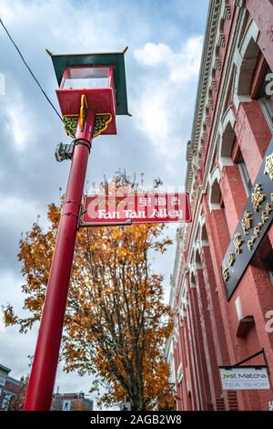 VICTORIA, CANADA - Nov 10, 2019 : Fan Tan Alley street sign attaché à un lampadaire dans Chinatown, Victoria, C.-B. Banque D'Images