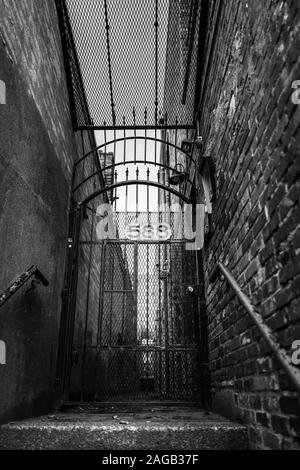Un coup de gris vertical d'une barrière métallique dans un coin secret de la ville Banque D'Images