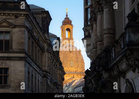 Le dôme de Frauenkirche (église Notre-Dame) se cache derrière les maisons de Dresde, en Allemagne Banque D'Images