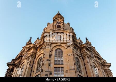 Un spectacle à bas angle de la façade de Frauenkirche (église Notre Dame) à Dresde, en Allemagne, juste avant le coucher du soleil.
