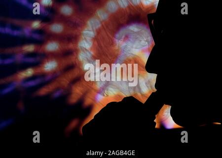 Avec l'homme et de la fumée de cigarettes électroniques vapping avec néon lumières fond aider à arrêter de fumer le tabac Banque D'Images