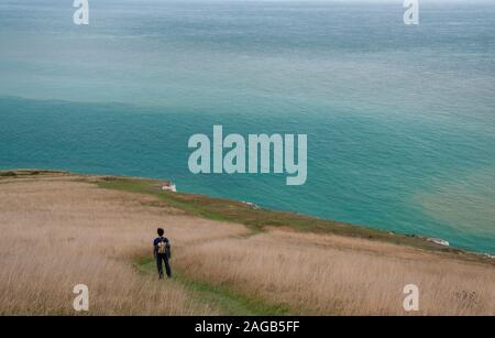 L'homme sur Beachy Head Sentier du littoral face à la mer, à admirer la vue, Eastbourne, East Sussex, England, UK Banque D'Images