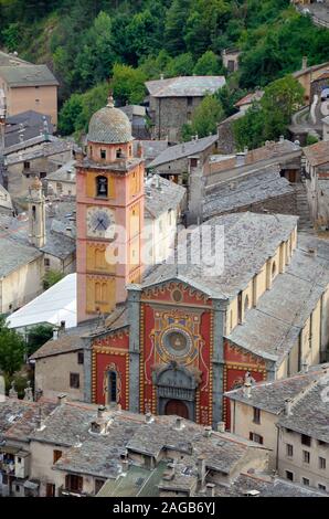 Vue sur la cathédrale de Tende et les toits de la vieille ville Tende Vallée de la Roya Alpes-Maritimes France Banque D'Images