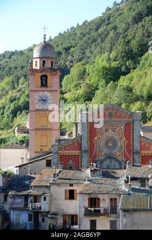 Vue sur la cathédrale de Tende et les toits de la vieille ville Tende Vallée de la Roya Alpes-Maritimes France Banque D'Images