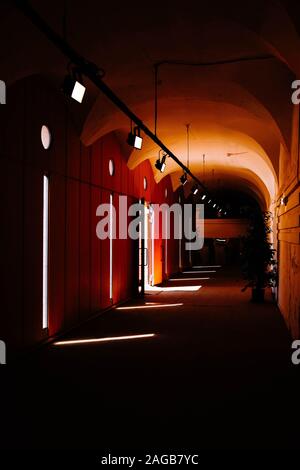 Photo verticale d'un couloir sombre dans un ancien bâtiment Banque D'Images