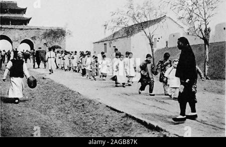 . Où la moitié du monde se réveille ; l'ancien et le nouveau au Japon, la Chine, les Philippines et l'Inde, rapporté avec une référence particulière aux conditions américaines. Womans chinois pieds ruiné la construction de la Grande Muraille, considérée simplement comme un exploit de travail herculéen, nous laisse aucune place pour vanter le Canal de Panama, la photo du bas montre la terrible difformité produite par pieds bandés. Les enfants de l'école chinoise Banque D'Images