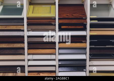 Magasin d'ameublement démontrant les variantes de pierre pour comptoir de cuisine Banque D'Images