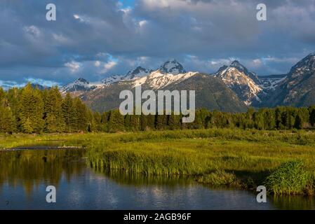 À l'échelle de la rivière Snake, le Grand Teton mountain range dans le Wyoming Banque D'Images